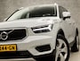 Volvo XC40 1.5 T2 Momentum Sport Automaat (APPLE CARPLAY, GROOT NAVI, STUUR/STOELVERWARMING, CAMERA, SPORTSTOELEN, KEYLESS, ELEK ACHTERKLEP, NIEUWSTAAT)