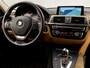 BMW 3-Serie 318i Luxury Sport Automaat (VIRTUAL COCKPIT, GROOT NAVI, COGNAC LEDER, STOELVERWARMING, PARKEERSENSOREN, ELEK ACHTERKLEP, GETINT GLAS, NIEUWE APK, NIEUWSTAAT)