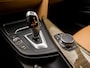 BMW 3-Serie 318i Luxury Sport Automaat (VIRTUAL COCKPIT, GROOT NAVI, COGNAC LEDER, STOELVERWARMING, PARKEERSENSOREN, ELEK ACHTERKLEP, GETINT GLAS, NIEUWE APK, NIEUWSTAAT)