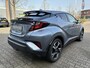 Toyota C-HR 1.8 HYBRID STYLE STOELVERW BLIND-SPOT PARK-SENSOREN NAVI APPLE/ANDROID KEYLESS 18" LM-VELGEN ALL-SEASONS