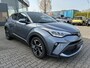 Toyota C-HR 1.8 HYBRID STYLE STOELVERW BLIND-SPOT PARK-SENSOREN NAVI APPLE/ANDROID KEYLESS 18" LM-VELGEN ALL-SEASONS