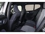 Volvo XC40 B3 Plus Black Edition - Panorama/schuifdak - IntelliSafe Assist & Surround - 360º Camera - Harman/Kardon audio - Verwarmde voorstoelen & stuur - Parkeersensoren voor & achter - Elektr. bedienb. voorstoelen met geheugen links - Draadloze tel. lader - Extra getint glas - 20' LMV