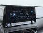 Hyundai Kona Electric EV 64kWh 204pk SOH 100% Premium Schuif-/Kanteldak Leer Warmtepomp Head-Up Display Apple Carplay Android Navi Camera Elektr.Stoelen+Leer+Verwarmd+Gekoeld Adaptive Cruise/Stop&Go Zelfsturend Multimedia Forward-Collision-Avoidance-Assist (FCA)Led Keyless DAB Pdc Subwoofer Bluetooth Dodehoek detector Privacy Glas Rijstrooksensor 1e Eigenaar Origineel Nederlandse Auto Volledig Dealeronderhouden