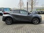 Toyota C-HR HYBRID 140 FIRST EDITION STOEL/STUURVERW BLIND-SPOT PARK-SENSOREN NAVI APPLE/ANDROID EL-ACHTERKLEP