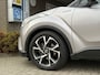 Toyota C-HR 1.8 Hybrid Bi-Tone Plus | Leder, Navi, Camera, Cruise, Stoel+Stuurverw., Climate | Dealeronderhouden |