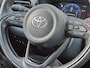 Toyota Yaris Cross 1.5 Hybrid 115 First Edition APPLE/ANDROID STOEL/STUURVERWARMING NAVI AD-CRUISE PRIVACY-GLASS 17"LM-VELGEN