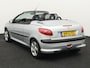 Peugeot 206 CC 1.6-16V Boordcomputer, Brake Assist System, Buitenspiegels elektrisch verstel- en verwarmbaar, Elektronische remkrachtverdeling, Sportstoelen, Warmtewerend glas, Lichtmetalen velgen, De Peugeot 206 CC 1.6-16V automaat uit 2003 met elektrisch werkend hard top is zo’n auto die meteen een glimlach op je gezicht tovert. Met zijn elegante, compacte lijnen en het stalen klapdak