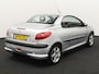 Peugeot 206 CC 1.6-16V Boordcomputer, Brake Assist System, Buitenspiegels elektrisch verstel- en verwarmbaar, Elektronische remkrachtverdeling, Sportstoelen, Warmtewerend glas, Lichtmetalen velgen, De Peugeot 206 CC 1.6-16V automaat uit 2003 met elektrisch werkend hard top is zo’n auto die meteen een glimlach op je gezicht tovert. Met zijn elegante, compacte lijnen en het stalen klapdak