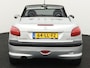 Peugeot 206 CC 1.6-16V Boordcomputer, Brake Assist System, Buitenspiegels elektrisch verstel- en verwarmbaar, Elektronische remkrachtverdeling, Sportstoelen, Warmtewerend glas, Lichtmetalen velgen, De Peugeot 206 CC 1.6-16V automaat uit 2003 met elektrisch werkend hard top is zo’n auto die meteen een glimlach op je gezicht tovert. Met zijn elegante, compacte lijnen en het stalen klapdak