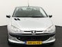 Peugeot 206 CC 1.6-16V Boordcomputer, Brake Assist System, Buitenspiegels elektrisch verstel- en verwarmbaar, Elektronische remkrachtverdeling, Sportstoelen, Warmtewerend glas, Lichtmetalen velgen, De Peugeot 206 CC 1.6-16V automaat uit 2003 met elektrisch werkend hard top is zo’n auto die meteen een glimlach op je gezicht tovert. Met zijn elegante, compacte lijnen en het stalen klapdak