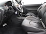 Peugeot 206 CC 1.6-16V Boordcomputer, Brake Assist System, Buitenspiegels elektrisch verstel- en verwarmbaar, Elektronische remkrachtverdeling, Sportstoelen, Warmtewerend glas, Lichtmetalen velgen, De Peugeot 206 CC 1.6-16V automaat uit 2003 met elektrisch werkend hard top is zo’n auto die meteen een glimlach op je gezicht tovert. Met zijn elegante, compacte lijnen en het stalen klapdak