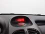 Peugeot 206 CC 1.6-16V Boordcomputer, Brake Assist System, Buitenspiegels elektrisch verstel- en verwarmbaar, Elektronische remkrachtverdeling, Sportstoelen, Warmtewerend glas, Lichtmetalen velgen, De Peugeot 206 CC 1.6-16V automaat uit 2003 met elektrisch werkend hard top is zo’n auto die meteen een glimlach op je gezicht tovert. Met zijn elegante, compacte lijnen en het stalen klapdak