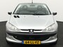 Peugeot 206 CC 1.6-16V Boordcomputer, Brake Assist System, Buitenspiegels elektrisch verstel- en verwarmbaar, Elektronische remkrachtverdeling, Sportstoelen, Warmtewerend glas, Lichtmetalen velgen, De Peugeot 206 CC 1.6-16V automaat uit 2003 met elektrisch werkend hard top is zo’n auto die meteen een glimlach op je gezicht tovert. Met zijn elegante, compacte lijnen en het stalen klapdak