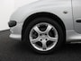 Peugeot 206 CC 1.6-16V Boordcomputer, Brake Assist System, Buitenspiegels elektrisch verstel- en verwarmbaar, Elektronische remkrachtverdeling, Sportstoelen, Warmtewerend glas, Lichtmetalen velgen, De Peugeot 206 CC 1.6-16V automaat uit 2003 met elektrisch werkend hard top is zo’n auto die meteen een glimlach op je gezicht tovert. Met zijn elegante, compacte lijnen en het stalen klapdak