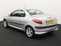Peugeot 206 CC 1.6-16V Boordcomputer, Brake Assist System, Buitenspiegels elektrisch verstel- en verwarmbaar, Elektronische remkrachtverdeling, Sportstoelen, Warmtewerend glas, Lichtmetalen velgen, De Peugeot 206 CC 1.6-16V automaat uit 2003 met elektrisch werkend hard top is zo’n auto die meteen een glimlach op je gezicht tovert. Met zijn elegante, compacte lijnen en het stalen klapdak