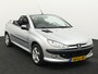 Peugeot 206 CC 1.6-16V Boordcomputer, Brake Assist System, Buitenspiegels elektrisch verstel- en verwarmbaar, Elektronische remkrachtverdeling, Sportstoelen, Warmtewerend glas, Lichtmetalen velgen, De Peugeot 206 CC 1.6-16V automaat uit 2003 met elektrisch werkend hard top is zo’n auto die meteen een glimlach op je gezicht tovert. Met zijn elegante, compacte lijnen en het stalen klapdak