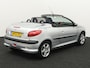 Peugeot 206 CC 1.6-16V Boordcomputer, Brake Assist System, Buitenspiegels elektrisch verstel- en verwarmbaar, Elektronische remkrachtverdeling, Sportstoelen, Warmtewerend glas, Lichtmetalen velgen, De Peugeot 206 CC 1.6-16V automaat uit 2003 met elektrisch werkend hard top is zo’n auto die meteen een glimlach op je gezicht tovert. Met zijn elegante, compacte lijnen en het stalen klapdak