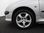 Peugeot 206 CC 1.6-16V Boordcomputer, Brake Assist System, Buitenspiegels elektrisch verstel- en verwarmbaar, Elektronische remkrachtverdeling, Sportstoelen, Warmtewerend glas, Lichtmetalen velgen, De Peugeot 206 CC 1.6-16V automaat uit 2003 met elektrisch werkend hard top is zo’n auto die meteen een glimlach op je gezicht tovert. Met zijn elegante, compacte lijnen en het stalen klapdak