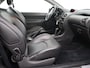 Peugeot 206 CC 1.6-16V Boordcomputer, Brake Assist System, Buitenspiegels elektrisch verstel- en verwarmbaar, Elektronische remkrachtverdeling, Sportstoelen, Warmtewerend glas, Lichtmetalen velgen, De Peugeot 206 CC 1.6-16V automaat uit 2003 met elektrisch werkend hard top is zo’n auto die meteen een glimlach op je gezicht tovert. Met zijn elegante, compacte lijnen en het stalen klapdak