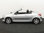 Peugeot 206 CC 1.6-16V Boordcomputer, Brake Assist System, Buitenspiegels elektrisch verstel- en verwarmbaar, Elektronische remkrachtverdeling, Sportstoelen, Warmtewerend glas, Lichtmetalen velgen, De Peugeot 206 CC 1.6-16V automaat uit 2003 met elektrisch werkend hard top is zo’n auto die meteen een glimlach op je gezicht tovert. Met zijn elegante, compacte lijnen en het stalen klapdak
