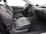 Peugeot 206 CC 1.6-16V Boordcomputer, Brake Assist System, Buitenspiegels elektrisch verstel- en verwarmbaar, Elektronische remkrachtverdeling, Sportstoelen, Warmtewerend glas, Lichtmetalen velgen, De Peugeot 206 CC 1.6-16V automaat uit 2003 met elektrisch werkend hard top is zo’n auto die meteen een glimlach op je gezicht tovert. Met zijn elegante, compacte lijnen en het stalen klapdak