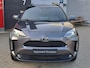 Toyota Yaris Cross 1.5 Hybrid 115 First Edition APPLE/ANDROID STOEL/STUURVERWARMING NAVI AD-CRUISE PRIVACY-GLASS 17"LM-VELGEN