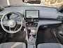 Toyota Yaris Cross 1.5 Hybrid 115 First Edition APPLE/ANDROID STOEL/STUURVERWARMING NAVI AD-CRUISE PRIVACY-GLASS 17"LM-VELGEN