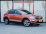 Volkswagen T-Roc 1.5 TSI Sport | Trekhaak | Beats Premium Audio | Stoelverwarming | Dode Hoek Detectie | Virtual Cockpit | Adaptieve Cruise Control | Climate Control | Camera | Parkeer Assist | Flippers | Two-Tone Metallic |