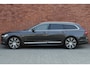 Volvo V90 B5 Inscription | Trekhaak | Bowers & Wilkins | Geventileerde Stoelen incl. Massagefunctie | Panoramadak | Adaptieve Cruise Control | Apple Carplay | Navigatie | 20'' Lichtmetalen Velgen | Power Seats