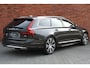 Volvo V90 B5 Inscription | Trekhaak | Bowers & Wilkins | Geventileerde Stoelen incl. Massagefunctie | Panoramadak | Adaptieve Cruise Control | Apple Carplay | Navigatie | 20'' Lichtmetalen Velgen | Power Seats