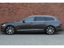 Volvo V90 B5 Inscription | Trekhaak | Bowers & Wilkins | Geventileerde Stoelen incl. Massagefunctie | Panoramadak | Adaptieve Cruise Control | Apple Carplay | Navigatie | 20'' Lichtmetalen Velgen | Power Seats