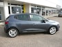 Renault Clio TCe 90 5drs. Limited PARK ASSIST ACHTER/ PACK COMFORT/ PACK ELECTRIC/ LM VELGEN MET 4 SEIZOENSBANDEN/ PRIVACY GLAS ACHTER/ ETC..  ALTIJD DEALER ONDERHOUDEN! RIJKLAAR!