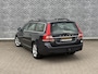 Volvo V70 2.0 T4 Classic Edition | Automaat | Trekhaak | Adaptive cruise control | Stoelverwarming | Volvo On Call | Standkachel | Verwarmbare voorruit | Parkeersensoren voor + achter | Kinderzitjes | Dode hoek detectie BLIS |