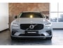 Volvo V90 T8 Plug-in hybrid AWD Ultra Dark | Bowers & Wilkins Premium Audio | Luchtvering | Gelamineerde zijruiten | Semi-Electrische wegklapbare trekhaak | 20" Lichtmetalen velgen | Massage in voorstoelen | Stoelventilatie | Stoelverwarming | 360° Parkeercamera