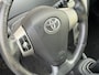 Toyota Yaris 1.3 VVTi Sol 87PK 5 DEURS! NL AUTO NAP! AIRCO l MTF-STUUR l ELEK PAKKET l TREKHAAK l 16'LMV l SPOILER! TOPSTAAT!
