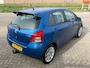 Toyota Yaris 1.3 VVTi Sol 87PK 5 DEURS! NL AUTO NAP! AIRCO l MTF-STUUR l ELEK PAKKET l TREKHAAK l 16'LMV l SPOILER! TOPSTAAT!