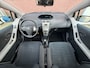 Toyota Yaris 1.3 VVTi Sol 87PK 5 DEURS! NL AUTO NAP! AIRCO l MTF-STUUR l ELEK PAKKET l TREKHAAK l 16'LMV l SPOILER! TOPSTAAT!