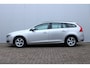 Volvo V60 1.5 T3 Polar+ 100% dealeronderhouden | Stoel-/ stuurwielverwarming | Verwarmde achterbank | Trekhaak | Cruise Control | Navigatie | Bluetooth Telefonie & Multimedia | Lichtmetalen Velgen | Climate Control