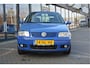 Volkswagen Polo 1.4 Trendline Orgineel Nederlands, NAP, Airco, Buitenspiegels van binnenuit verstelbaar, De Volkswagen Polo 1.4 Trendline uit 2001 is zo’n auto waar je meteen een goed gevoel bij krijgt. Deze Volkswagen Polo 1.4 Trendline staat bekend om zijn degelijkheid, comfortabele rijgedrag