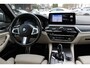 BMW 5-Serie 530e High Exe. M Sport / Camera / Head-up / Leder / 20'' / Harman Kardon / Navigatie / Dodehoek / DAB / Cruise Control