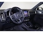 Volvo XC40 Recharge Twin Ultimate 82 kWh - Panorama/schuifdak - Intellisafe & Surround - Lederen bekleding - 360° Camera - Verwarmbare voorstoelen & stuurwiel - Parkeersensoren voor & achter - Elektr. bedienb. voorstoelen met geheugen links - Warmtepomp - Draadloze tel. lader - Elektr. inklapbare trekhaak - 20' LMV