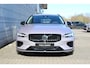 Volvo V60 T6 Automaat Plug-in hybrid AWD Ultra Dark | Elektrisch glazen panorama-dak | Head-up display | Voor- en achterstoelen verwarmd | Stuurwiel verwarmd | Bowers & Wilkins audiosysteem | Keyless entry | Lederen bekleding | Extra getint glas | Google services | Apple Carplay & Android Auto | Elektrisch verstelbare voorstoelen met geheugen |