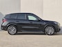 BMW X1 xDrive25e Automaat / Accu SOH 98.31% / M Sportpakket / Premium Pack / Driving Assistant Plus / EAER bereik 81 km bereik stad 101 km / Trekgewicht 1.700 kg / Apple Carplay Android Auto / Elektrische achterklep / Voorstoelen verwarmd / Achteruitrijcamera /