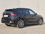 BMW X1 xDrive25e Automaat / Accu SOH 98.31% / M Sportpakket / Premium Pack / Driving Assistant Plus / EAER bereik 81 km bereik stad 101 km / Trekgewicht 1.700 kg / Apple Carplay Android Auto / Elektrische achterklep / Voorstoelen verwarmd / Achteruitrijcamera /