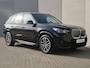 BMW X1 xDrive25e Automaat / Accu SOH 98.31% / M Sportpakket / Premium Pack / Driving Assistant Plus / EAER bereik 81 km bereik stad 101 km / Trekgewicht 1.700 kg / Apple Carplay Android Auto / Elektrische achterklep / Voorstoelen verwarmd / Achteruitrijcamera /