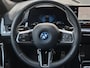 BMW X1 xDrive25e Automaat / Accu SOH 98.31% / M Sportpakket / Premium Pack / Driving Assistant Plus / EAER bereik 81 km bereik stad 101 km / Trekgewicht 1.700 kg / Apple Carplay Android Auto / Elektrische achterklep / Voorstoelen verwarmd / Achteruitrijcamera /