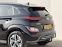 Hyundai Kona Electric EV Comfort Smart 64 kWh / SOH 100% / Afneembare Trekhaak / Warmtepomp / Dealer Onderhouden / Camera / Navigatie Apple Carplay & Android Auto / Adaptieve Cruise Control / Stoel Verwarming / Stuurwiel Verwarming / CCS Snelladen /