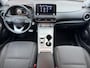 Hyundai Kona Electric EV Comfort Smart 64 kWh / SOH 100% / Afneembare Trekhaak / Warmtepomp / Dealer Onderhouden / Camera / Navigatie Apple Carplay & Android Auto / Adaptieve Cruise Control / Stoel Verwarming / Stuurwiel Verwarming / CCS Snelladen /