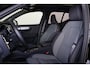 Volvo XC40 B3 Plus Black Edition - Panorama/schuifdak - IntelliSafe Assist & Surround - 360º Camera - Harman/Kardon audio - Verwarmde voorstoelen & stuur - Parkeersensoren voor & achter - Elektr. bedienb. voorstoelen met geheugen links - Draadloze tel. lader - Extra getint glas - 20' LMV