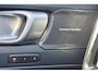 Volvo XC40 B3 Plus Black Edition - Panorama/schuifdak - IntelliSafe Assist & Surround - 360º Camera - Harman/Kardon audio - Verwarmde voorstoelen & stuur - Parkeersensoren voor & achter - Elektr. bedienb. voorstoelen met geheugen links - Draadloze tel. lader - Extra getint glas - 20' LMV